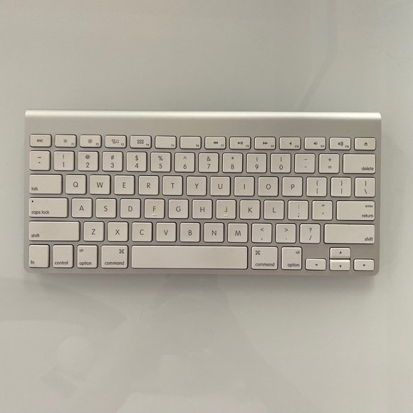 Apple Wireless Bluetooth Keyboard - Picture 1 of 3